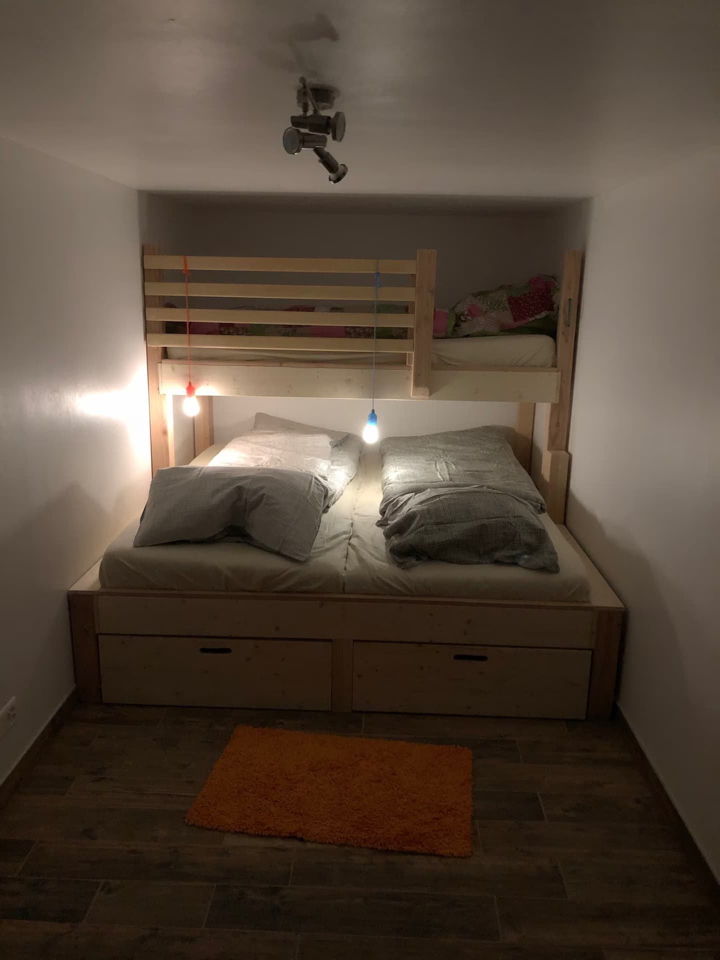 Separates Schlafzimmer im unteren Geschoss vom Höchst Chalet