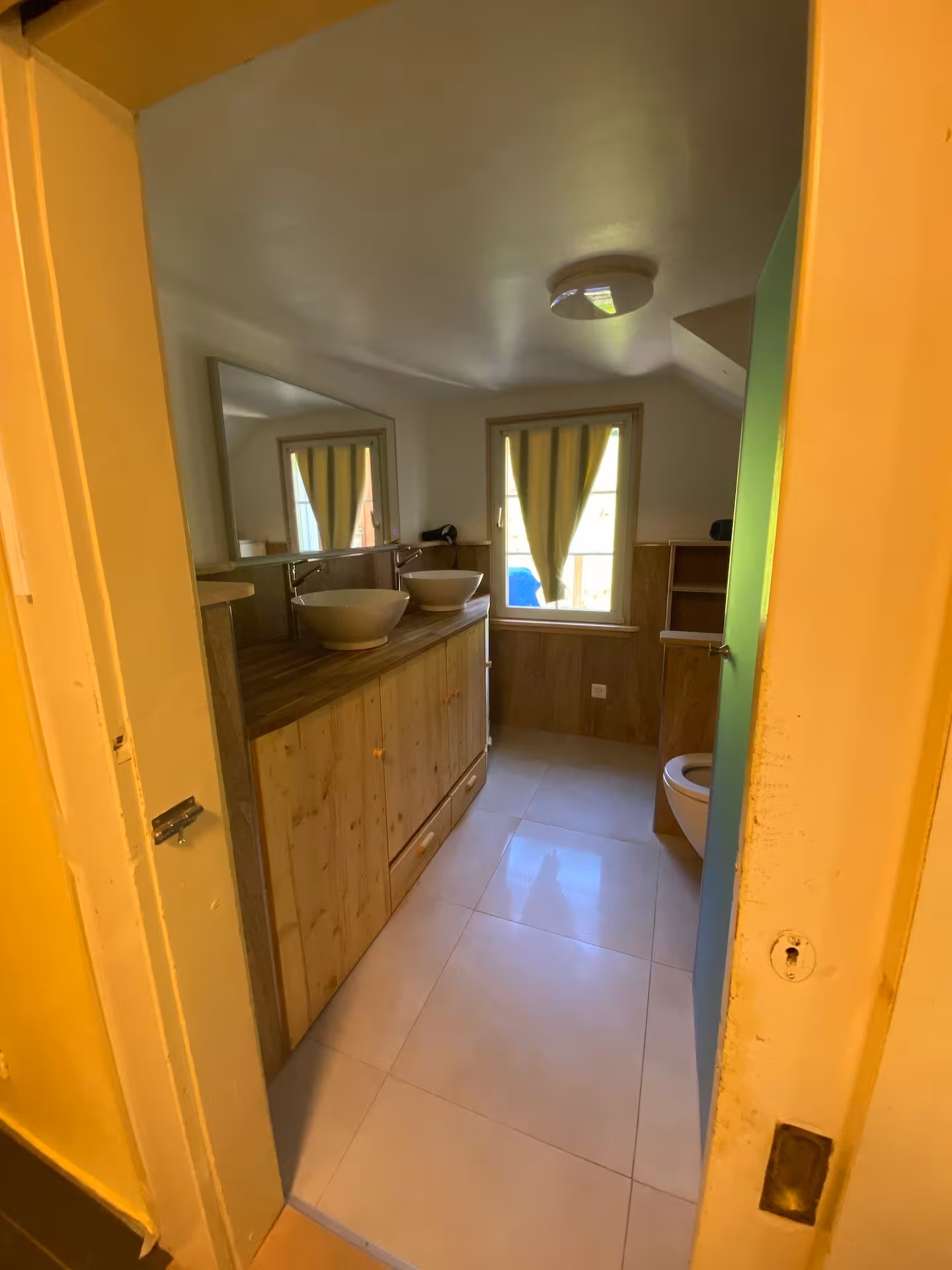 Badezimmer mit Dusche im Erdgeschoss