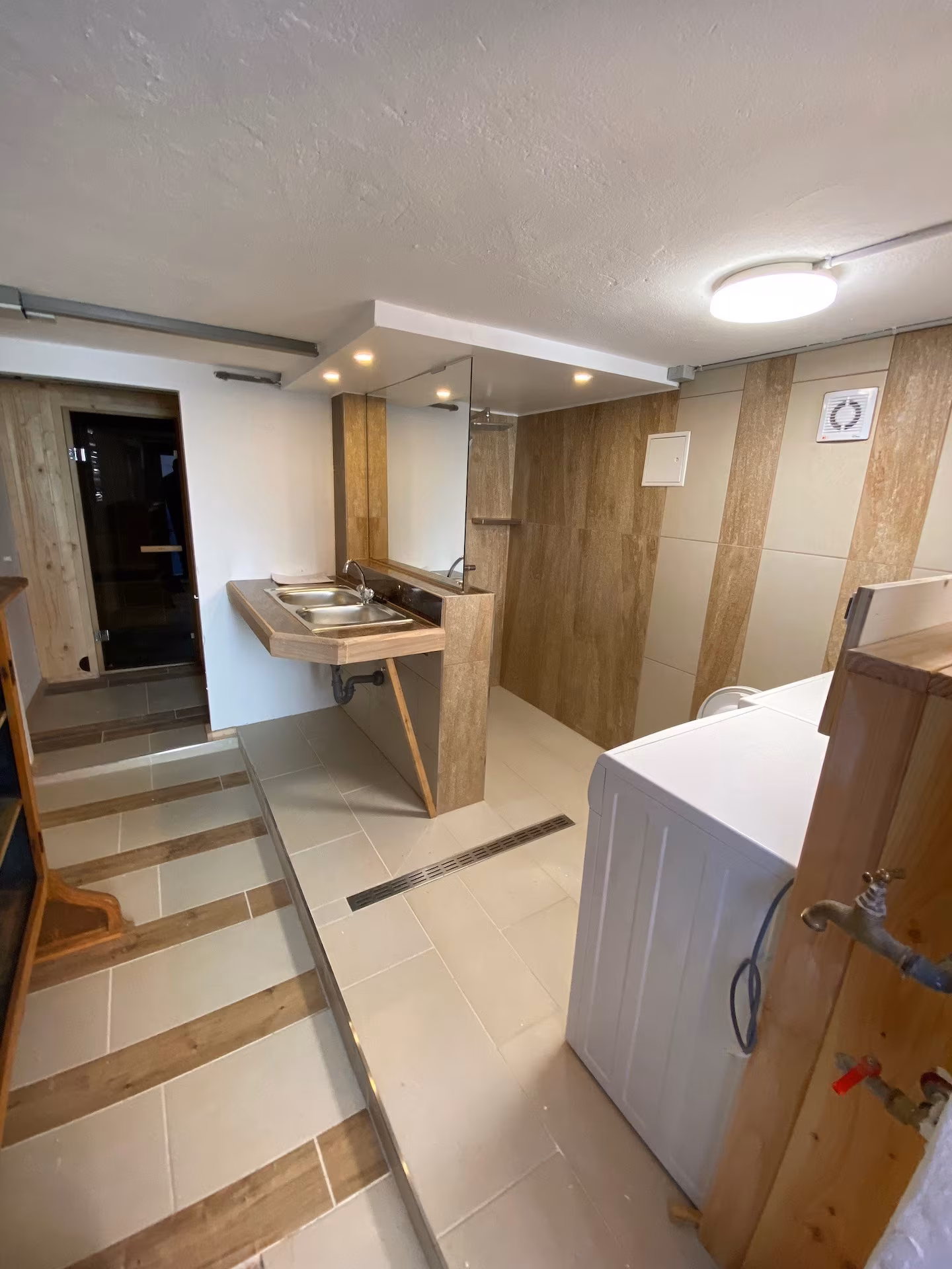Dusche und Badezimmer im Keller vom Heimeli Chalet
