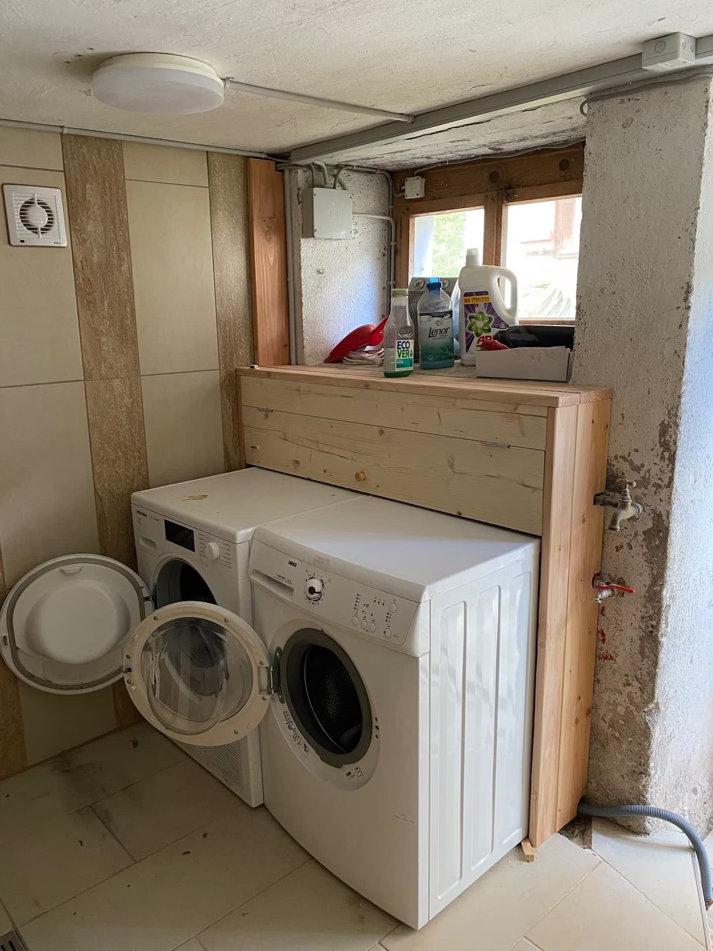 Kellerraum mit Waschmaschine und Tumbler im Heimeli Chalet