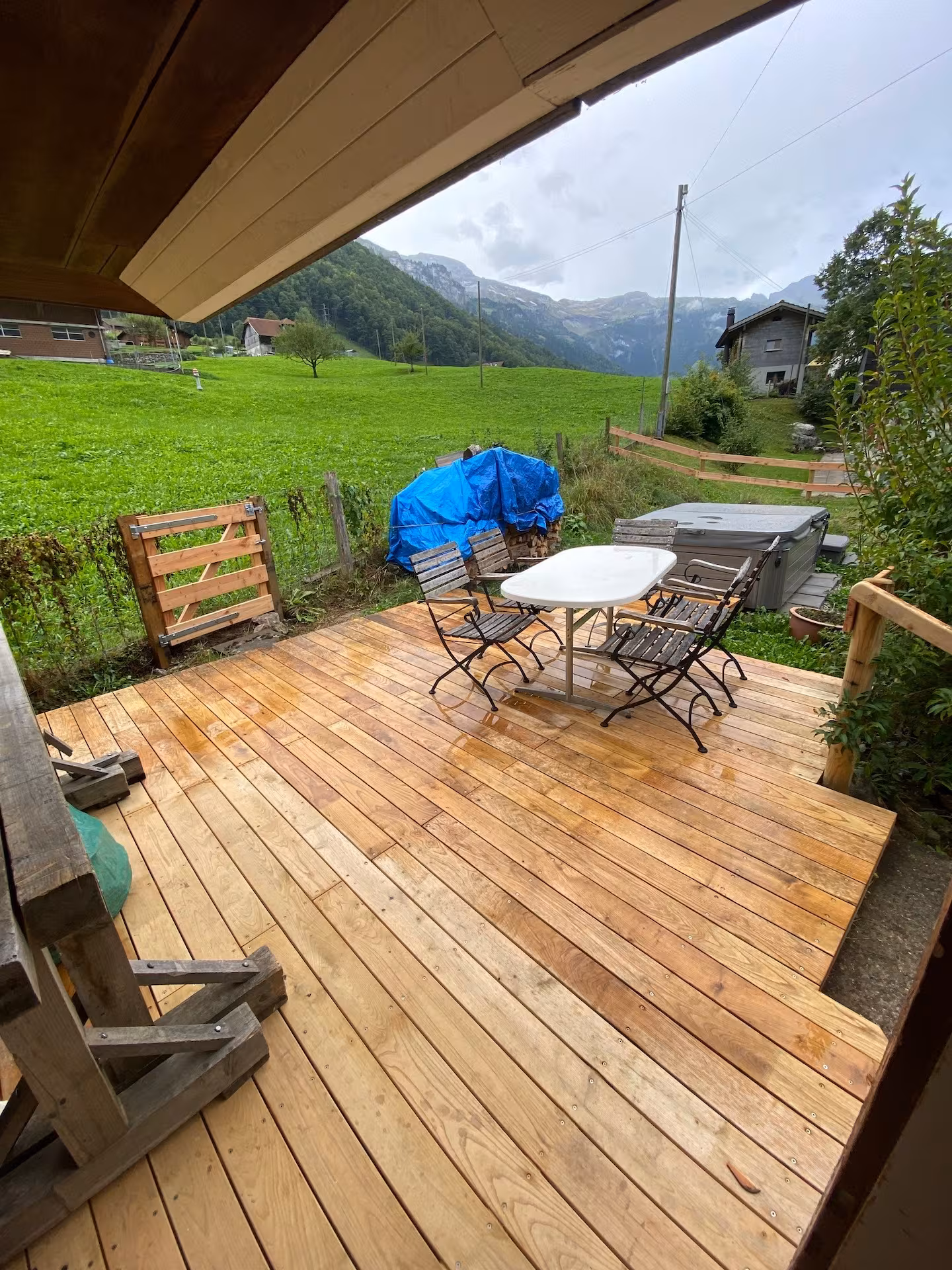 Obere Terrasse mit Whirlpool beim Heimeli Chalet