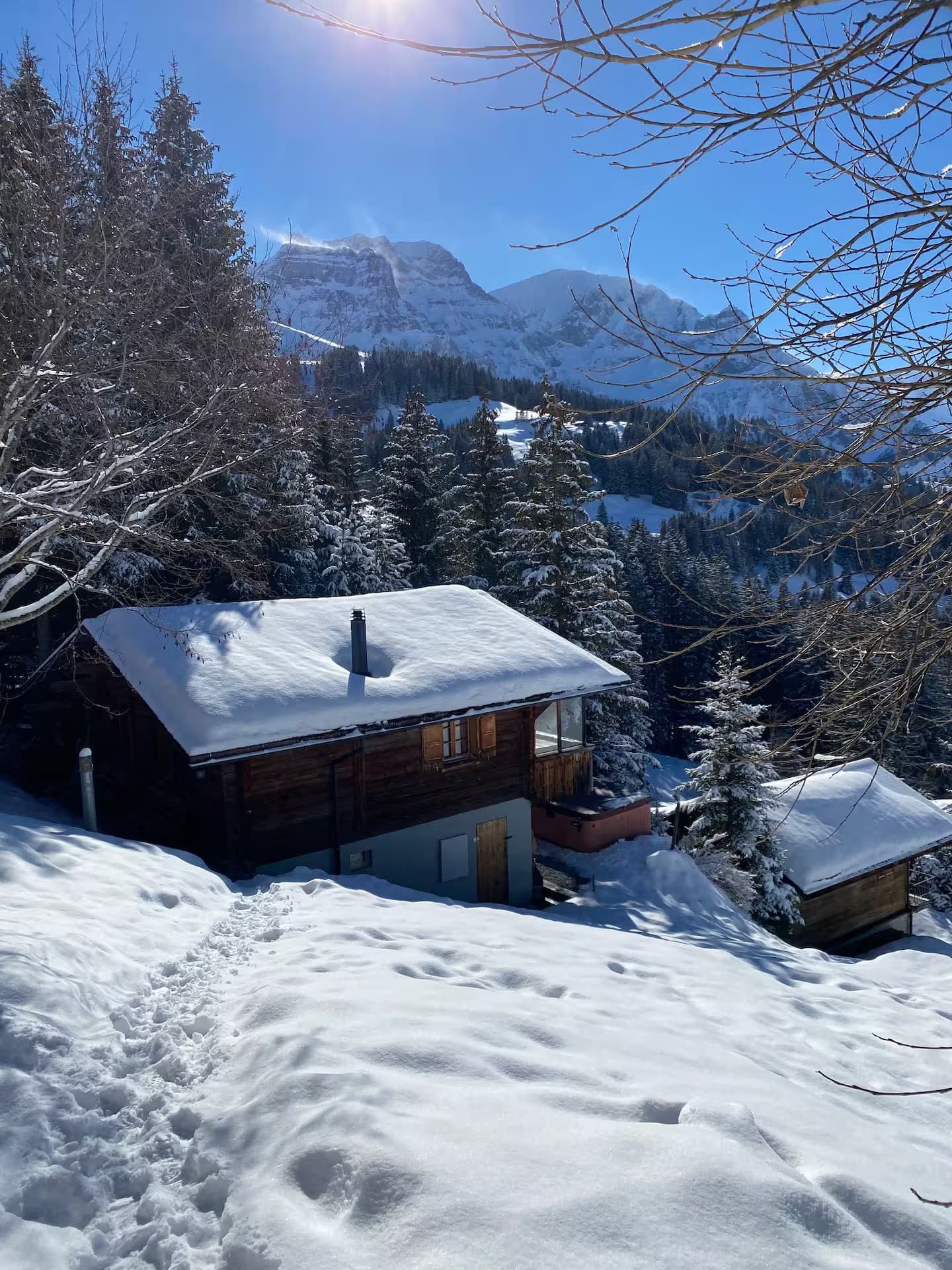 Höchst Chalet in winterlicher Berglandschaft